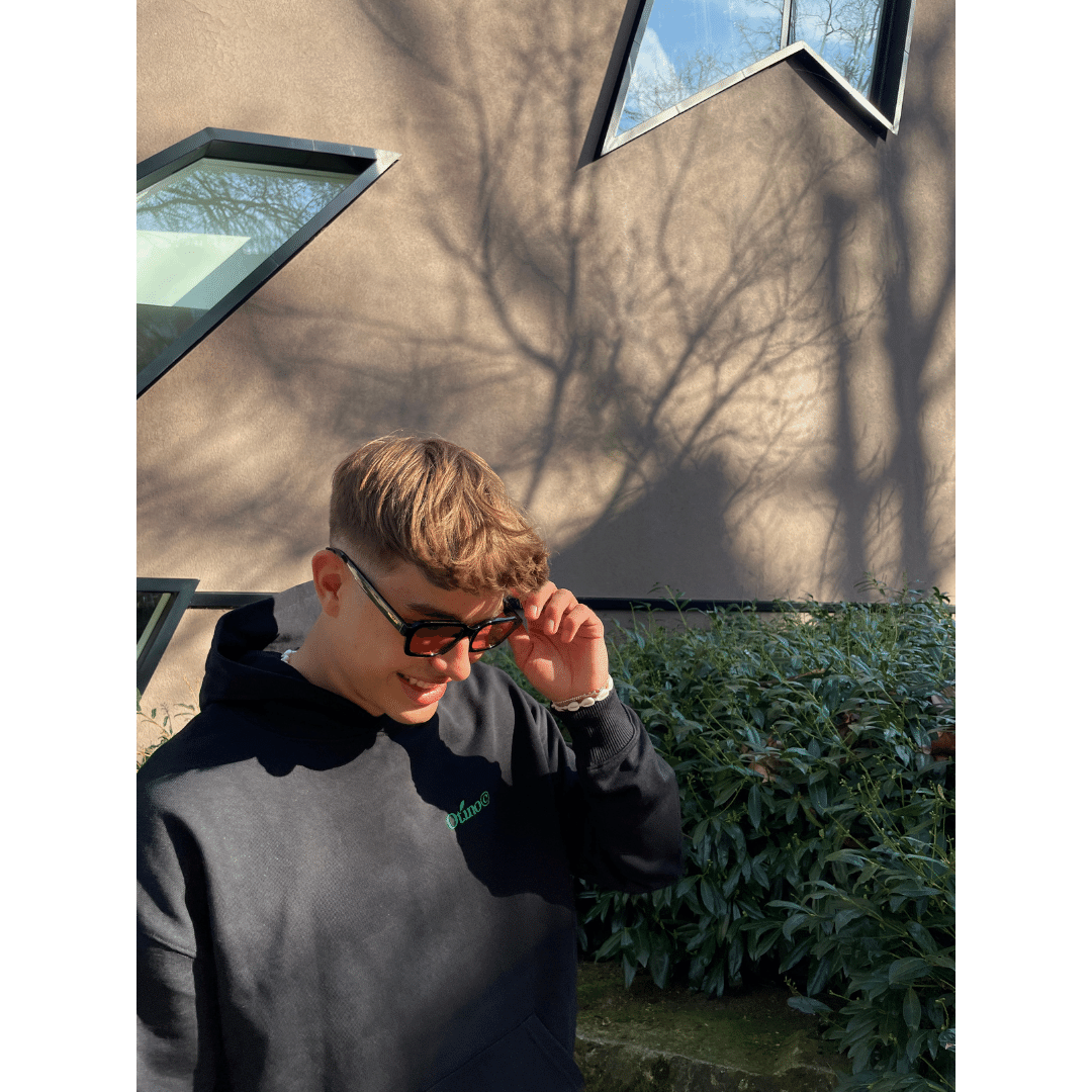 Oversized Hoodie mit Otino© Green Stitching in Schwarz