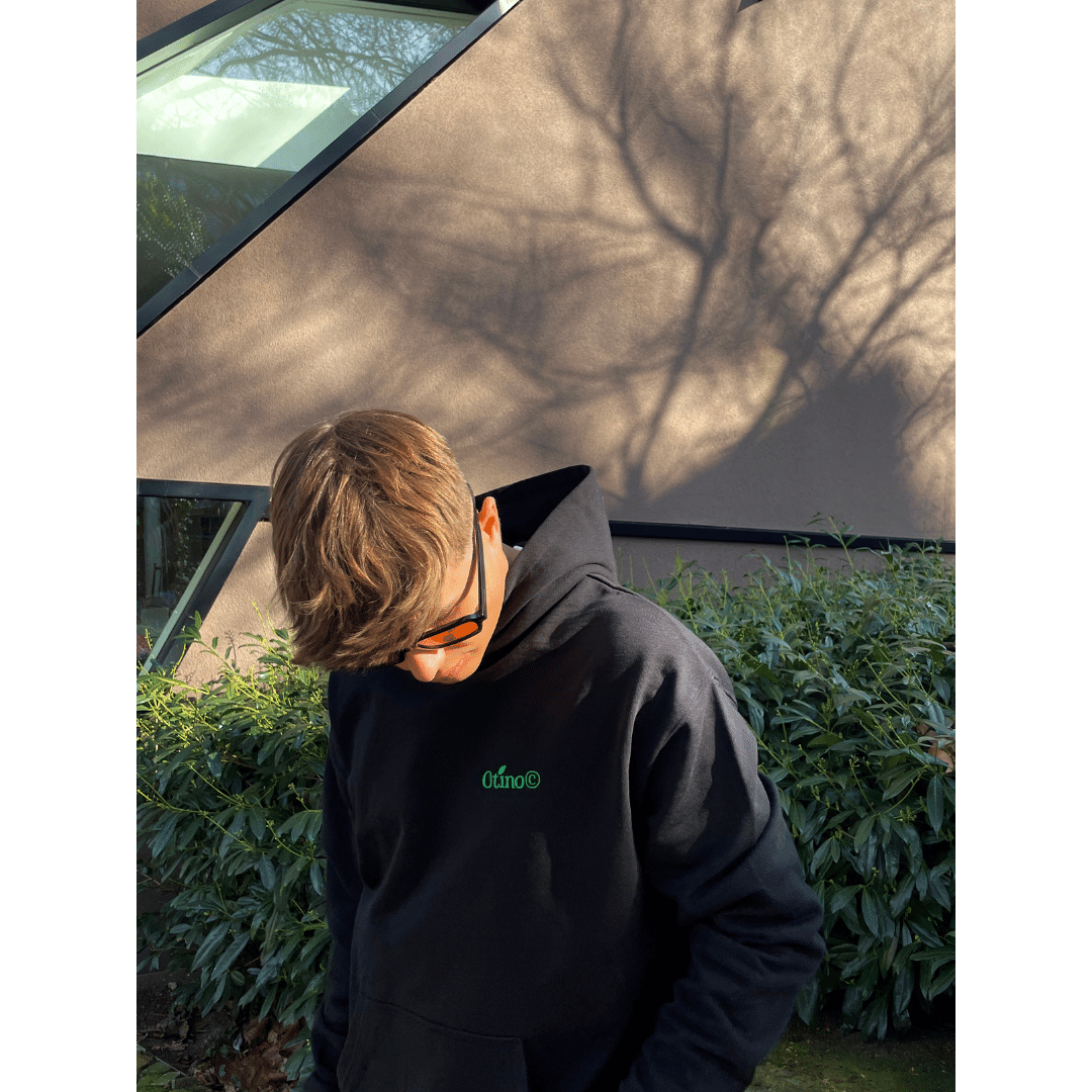 Oversized Hoodie mit Otino© Green Stitching in Schwarz